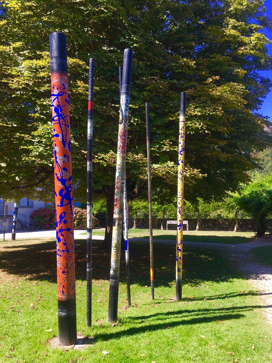Nanouche31g's tweet photo. L’artiste Sylvian Meschia raconte l’histoire des « Hommes en marche sur la Via Garona » à @Didiercujives Président de @TourismeHG et à @marie_uchan maire de St-Bertrand. Exposition à découvrir à St-Bertrand de Comminges et à Rieux-Volvestre. #tourismehg #hautegaronne https://t.co/PrjQtHMwe2