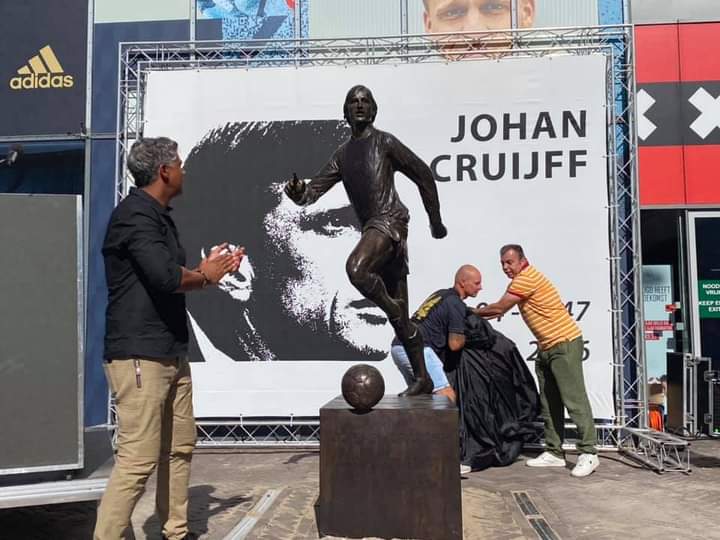 manstandbeeld's tweet photo. Zojuist is standbeeld van Johan Cruijff onthuld door Frank Rijkaard en delegatie Ajaxsupporters bij de @cruijffarena. Wij hopen dat jullie allemaal gaan kijken op 1,5 meter afstand van andere Ajacieden.
#cruijff #cruyff #vooraltijdnr14 #standbeeldcruijff #ajax #standbeeldcruijff https://t.co/cJMOsnEZS0