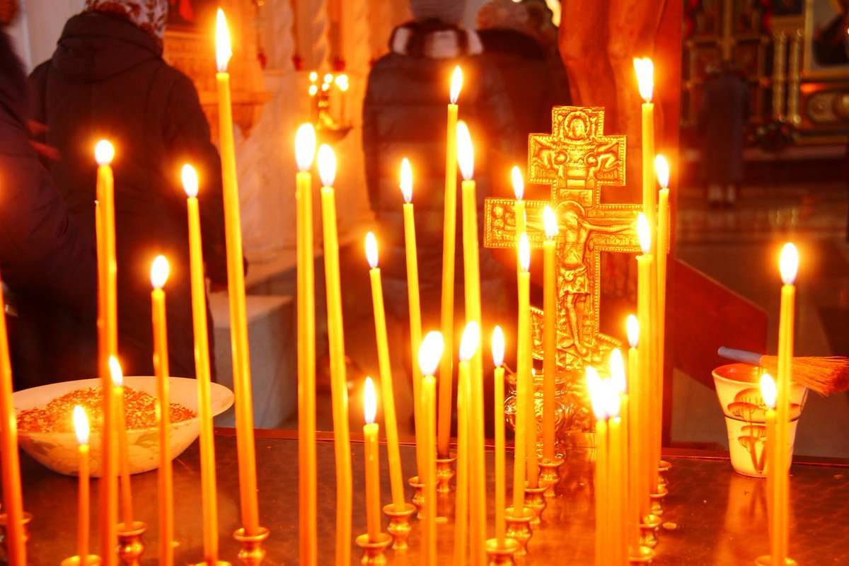 Бесплатные поминальные свечи. Свечи в церкви. Поминальная свеча в церкви. Поминовение усопших. Свечи в храме поминание.