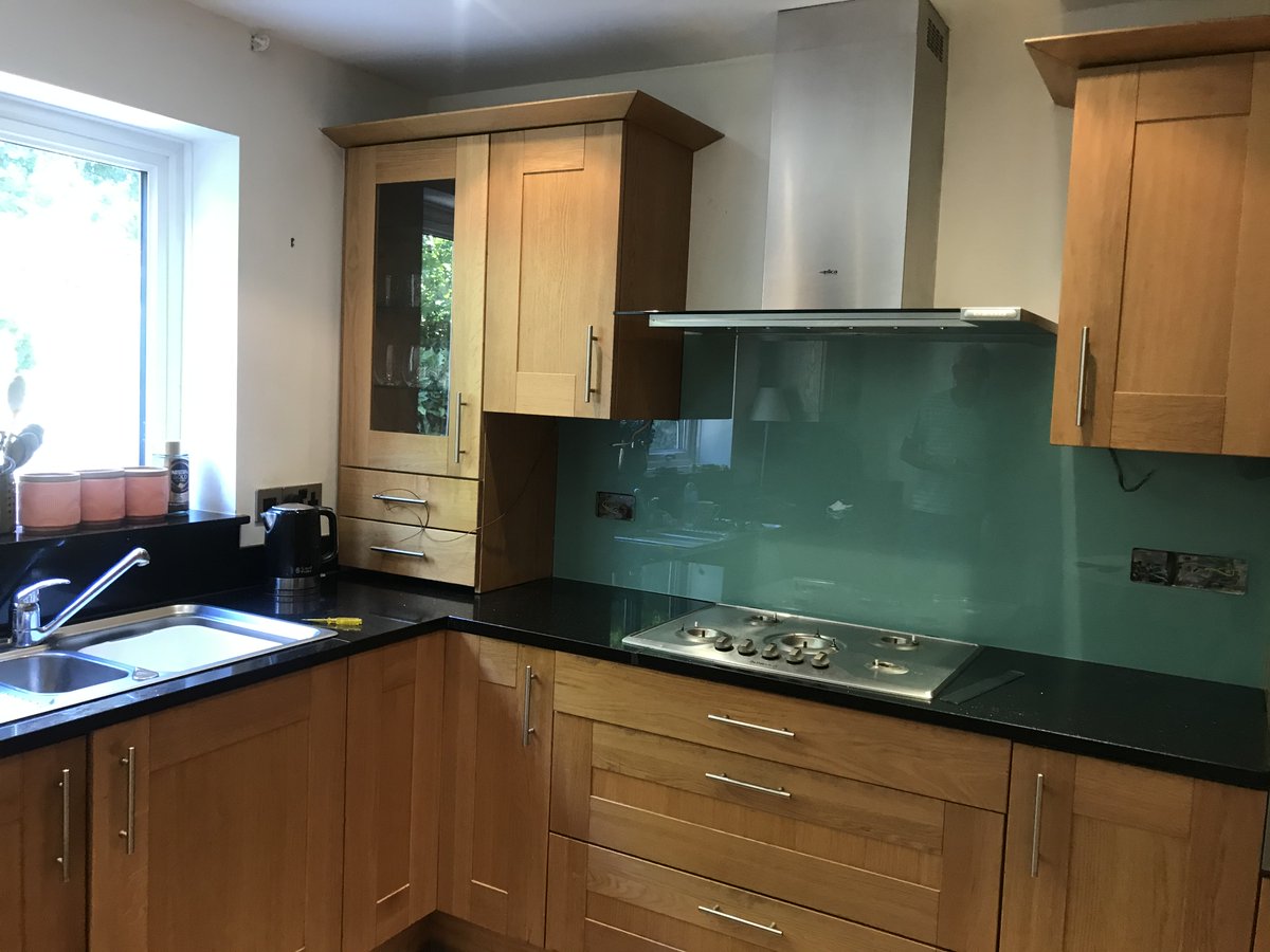 Optifloat toughened glass painted in BS101, created a stunning look for this kitchen.
#kitchensplashbacks #Splashbackssouthampton 
#glasssplashbacks