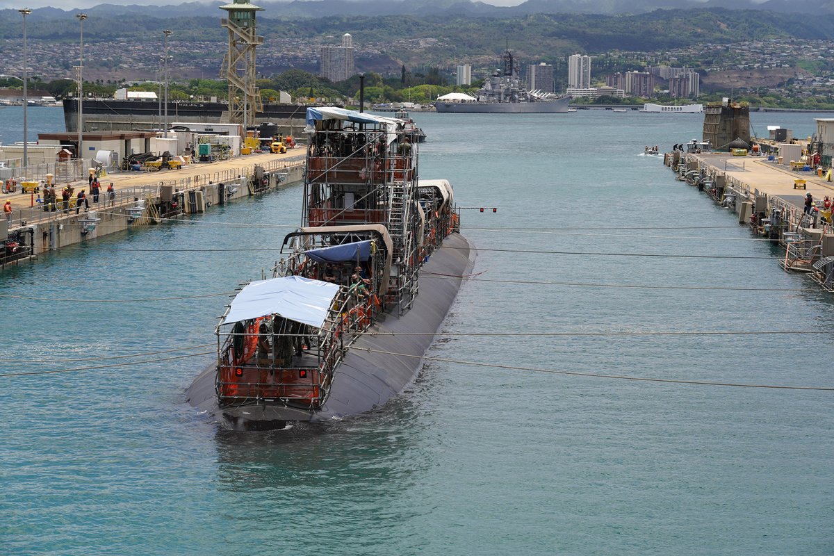 defpostmedia's tweet photo. Pearl Harbor Naval Shipyard & Intermediate Maintenance Facility (#PHNSYIMF) undocks #USNavy Los Angeles-class fast-attack submarine #USSColumbia (#SSN771). @PHNSYIMF
https://t.co/MDDICEt3IP https://t.co/9gT9DgpFRt