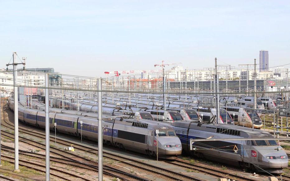Et combien ça nous coûte cette affaire ? Pas grand-chose pensez donc : je pose 1, je retiens 4 que je divise par le multiplicateur … allez, je vous fais le tout pour 1,2 milliard ! Un TGV tout neuf, c’est 30 millions. Chaque année, la facture énergétique nous coûte 40 TGV !