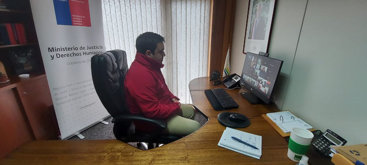 MinjudhLosRios's tweet photo. El @MinjudhLosRios, @rodrigo_o_b y su equipo de trabajo asisten a la VC #ConectadosMinjuDDHH, donde participan subsecretarías, seremías y servicios dependientes de nuestro ministerio.
#CuidémonosEntreTodos https://t.co/QYNrz3Kmbk