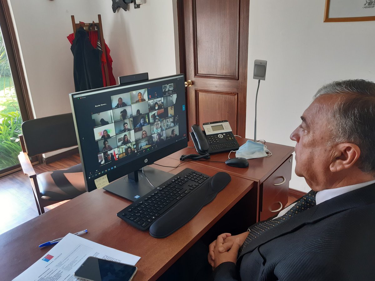 minjudhhmaule's tweet photo. Hoy Seremi @minjudhhmaule y equipo seremía maule en Zoom masivo, liderado por el Ministro @HernanLarrainF y los subse @Sebavalenzuela_ y @LoreRecabarrenS en #ConectadosMinjuDDHH 🖥 donde se darán a conocer los primeros resultados de la plataforma del ministerio
#justiciatecuida https://t.co/kbNNDinOcb