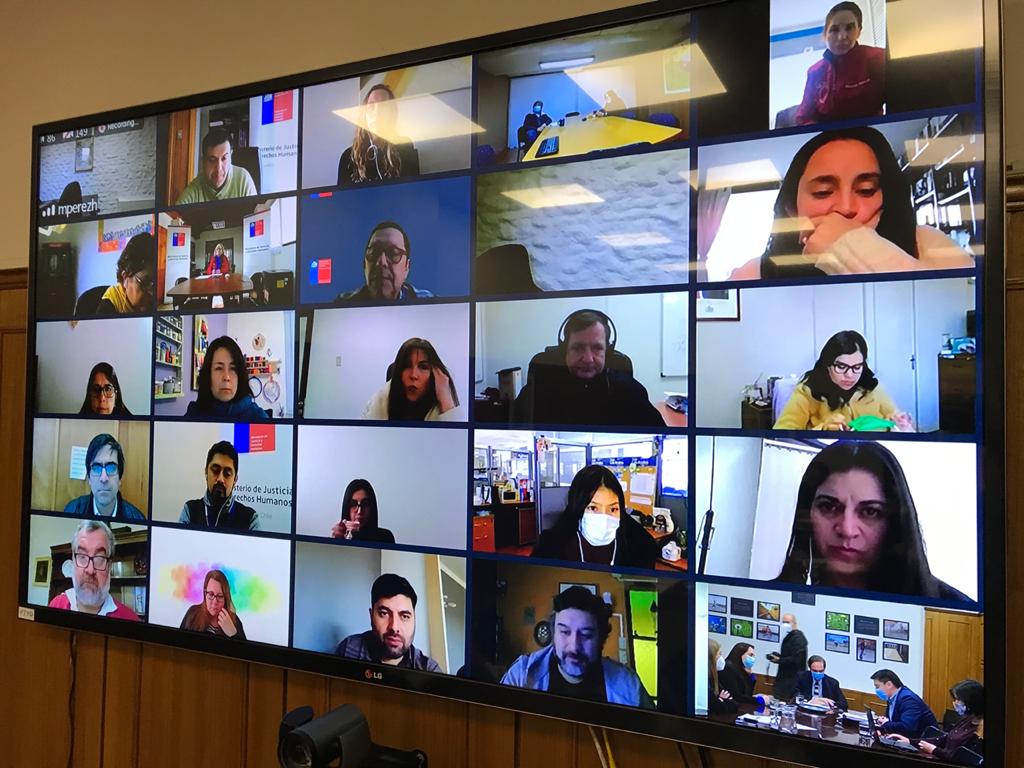 minjudhhmaule's tweet photo. Hoy Seremi @minjudhhmaule y equipo seremía maule en Zoom masivo, liderado por el Ministro @HernanLarrainF y los subse @Sebavalenzuela_ y @LoreRecabarrenS en #ConectadosMinjuDDHH 🖥 donde se darán a conocer los primeros resultados de la plataforma del ministerio
#justiciatecuida https://t.co/kbNNDinOcb