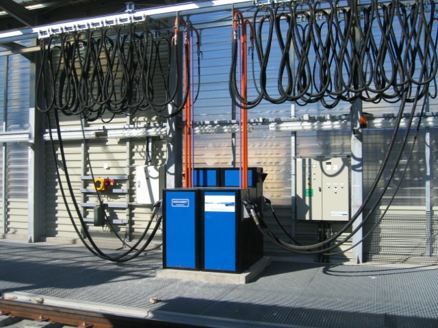 Autre problème : les trains font le plein dans des stations service SNCF spécifiques (vous vous doutez). Sauf que ces stations n'ont jamais été prévues pour délivrer autre chose que du gazole, donc il faut tout modifier. Enfin le biocarburant produit malgré tout des polluants.