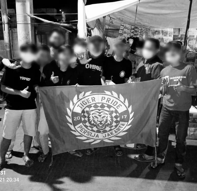 TP_Persija's tweet photo. penyerahan bantuan untuk korban kebakaran duri selatan 🖤 #kawanbantukawan https://t.co/uFSZwZfbxF