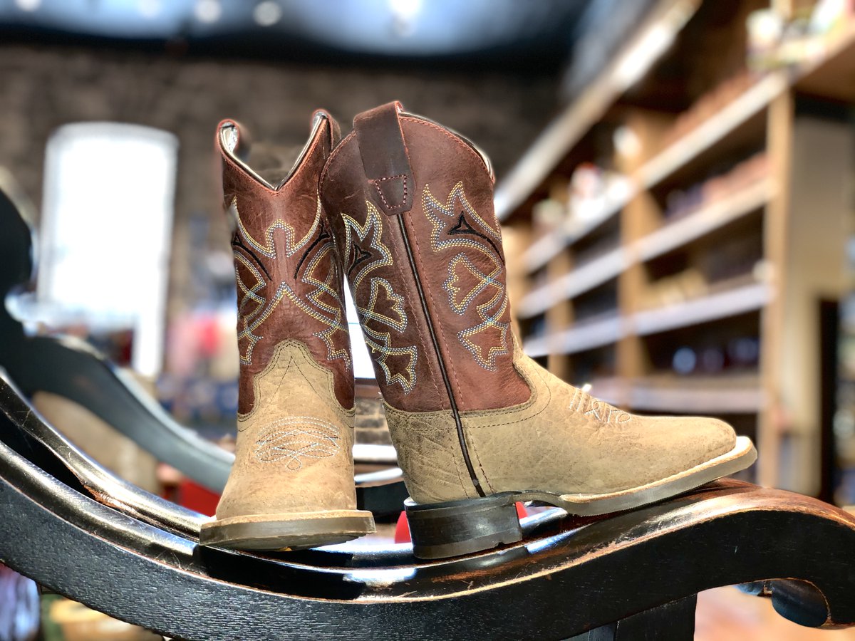 harrys1939's tweet photo. Small boot style for your cowboy by Old West for kids!
#kidsfashion
#smallstyle
#boots https://t.co/VxO4XrmOss