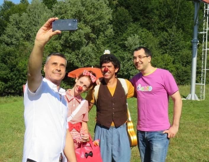 DavidSaranga's tweet photo. Exact acum un an ne aflam în tabăra #MagiCAMP jucându-ne cu micuții cărora cancerul le-a umbrit copilăria

Au fost alături de noi și 2 clovni medicali de la The Dream Doctors Project din #Israel, petrecând împreună o zi plină de bucurie și zâmbete

Promitem să ne reîntoarcem! ❤️ https://t.co/T08MkvW94w