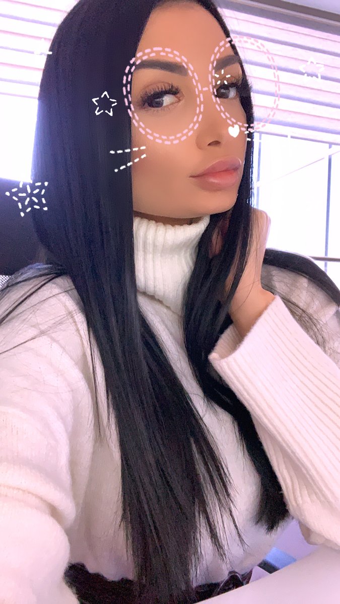 Feeling cute today 😋 What do you think? Tell me in the comments 👇 #FridayVibes #brunette #girlsfromstudio20