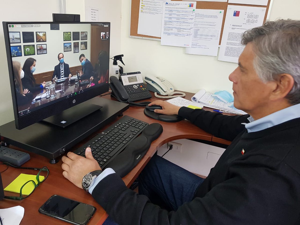 Minjudharica's tweet photo. 🔰seremi @RaulGilGon junto al equipo se unen💻 a los funcionarios 👨🏻💼👩🏻💼 del @MinjuDDHH y servicios dependientes en #ConectadosMinjuDDHH 🤝que lidera Ministro @HernanLarrainF y subses @Sebavalenzuela_ y @LoreRecabarrenS oportunidad de conversación participativa y coordinación💪 https://t.co/ZVElR0gKlh