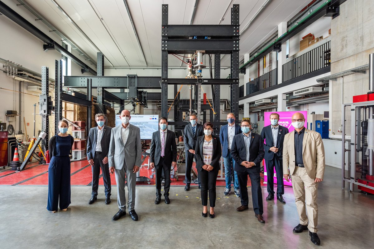bauhausmobility's tweet photo. Von der digitalen Straße zum #Reallabor: 

@WTiefensee im Dialog mit Prof. Plank-Wiedenbeck zu #Chancen des autonomen Fahrens für #Unternehmen, der Einbindung des @bauhauslab in die #Wirtschaft und dem Aufbau weiterer digitaler #Testfelder in #Thüringen mit Unterstützung @tmwwdg https://t.co/tGI7yKQdk4