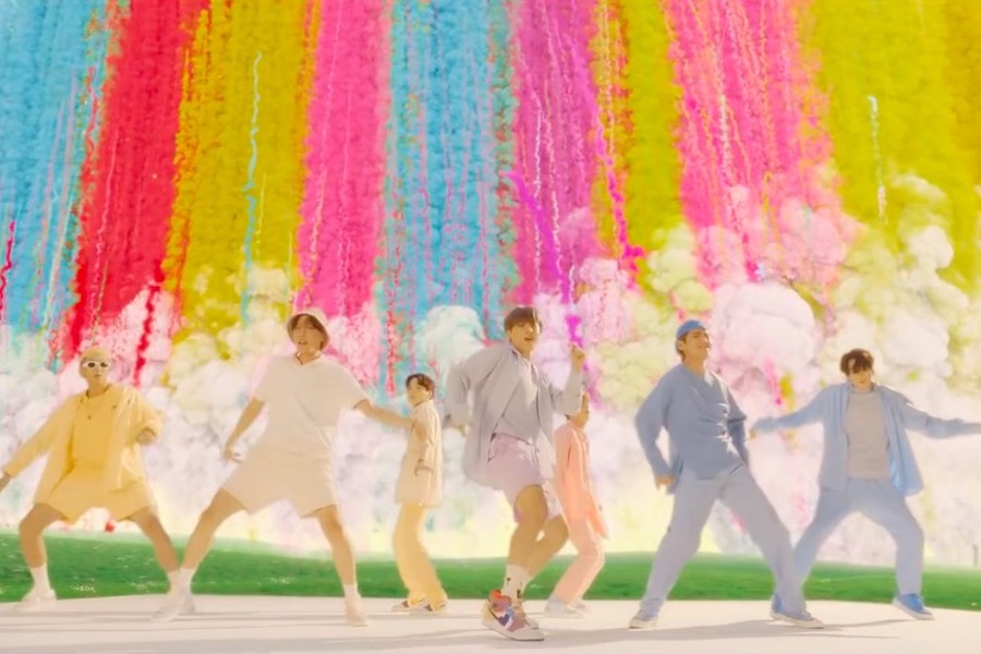 soompi's tweet photo. #BTS’s “Dynamite” MV Shatters Record For Biggest YouTube Premiere In History #BTS_Dynamite https://t.co/BgOAfsCbjf https://t.co/KQEtdS9vxn