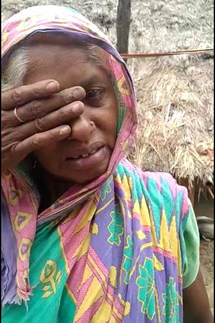 AnilKum29841990's tweet photo. କେନ୍ଦୁଝରଜିଲ୍ଲା ଆନନ୍ଦପୁରବ୍ଲକ ଭାଟସିରା ଗ୍ରାମରେ ଅଭାବନୀୟ ଘଟଣା.ବୃଦ୍ଧ ବାପାମା କ ଏଯାଏ ଭର୍ତ୍ତା ହୋଇପାରିଲାନି ବଡଭାଇ ପାଗଳ ହେଇଥିବ ବେଳେ ସାନଭାଇର ଗୋଡ ଭାଙ୍ଗିଯାଇଛି ପରିବାର ଯେତେ କଷ୍ଟରେଚାଲୁଛି କହିଲେ ସରିବନି  @CMO_Odisha @MoSarkar5T @DistAdmKeonjhar @nabadasjsg @Naveen_Odisha @FdOdisha sir please help him https://t.co/1rPLhzbfaE
