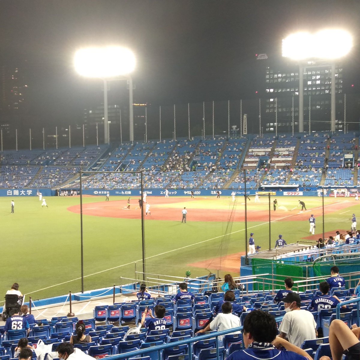 mobile__fan's tweet photo. 昨日は今年初の野球観戦！隣同士の席に座ってると係員に注意されます笑
#oppofan 
#oppo 
#神宮球場
#ヤクルトスワローズ
#中日ドラゴンズ
#野球
#baseball
#スワローズ 
#ドラゴンズ https://t.co/dDp8yLOUzh