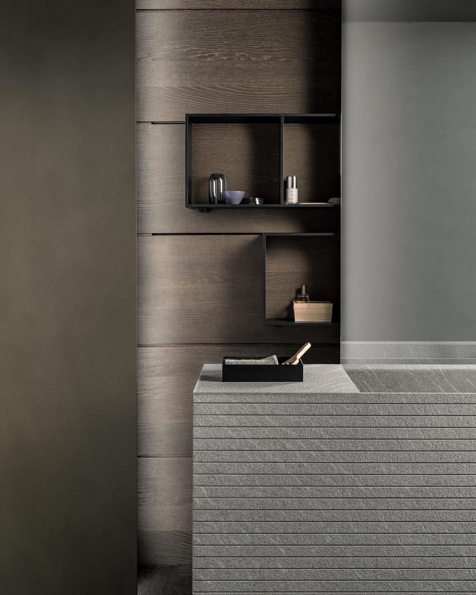 Blade #Bathcollection Elegant Millerighe processing of Pietra Piasentina adds significance to the large, floor-standing block incorporating a washbasin. #modulnova #bathcollection #blade #bladbath #salledebain #wall #modulnovawall #interiordesign #design #quality #madeinitaly