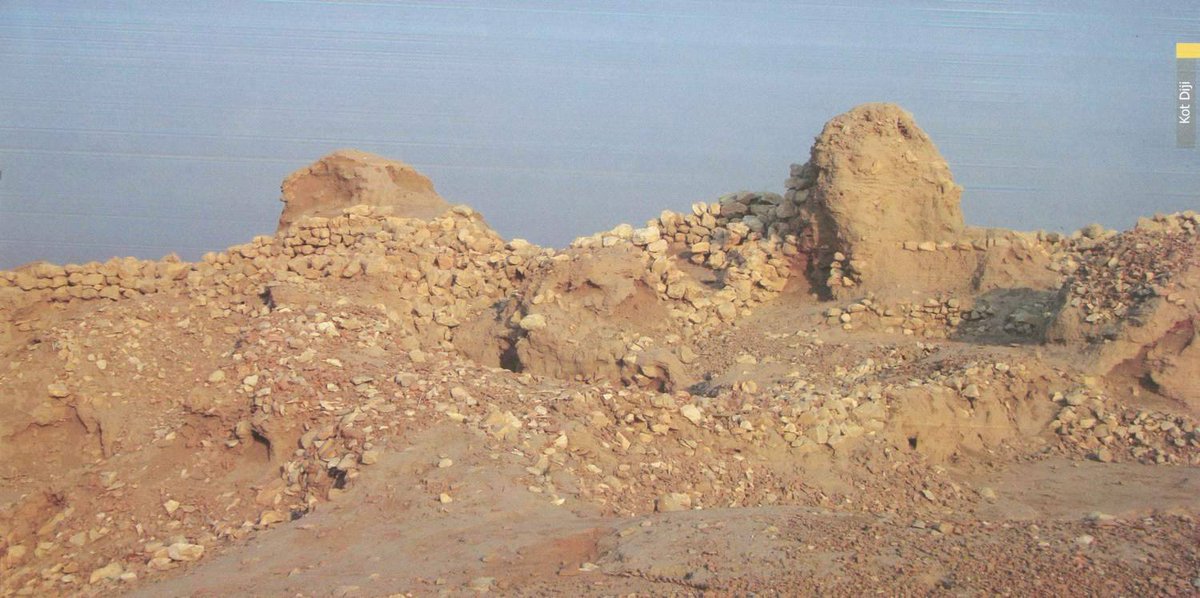 2: Ancient settlements: Mounds located in the area around the fort have given artifacts from the Harappan civilization. It is estimated that the location of Kot Diji might have human settlements dating as far back as 2800 BCE. The fact that the site is *SO* old is mind-boggling.