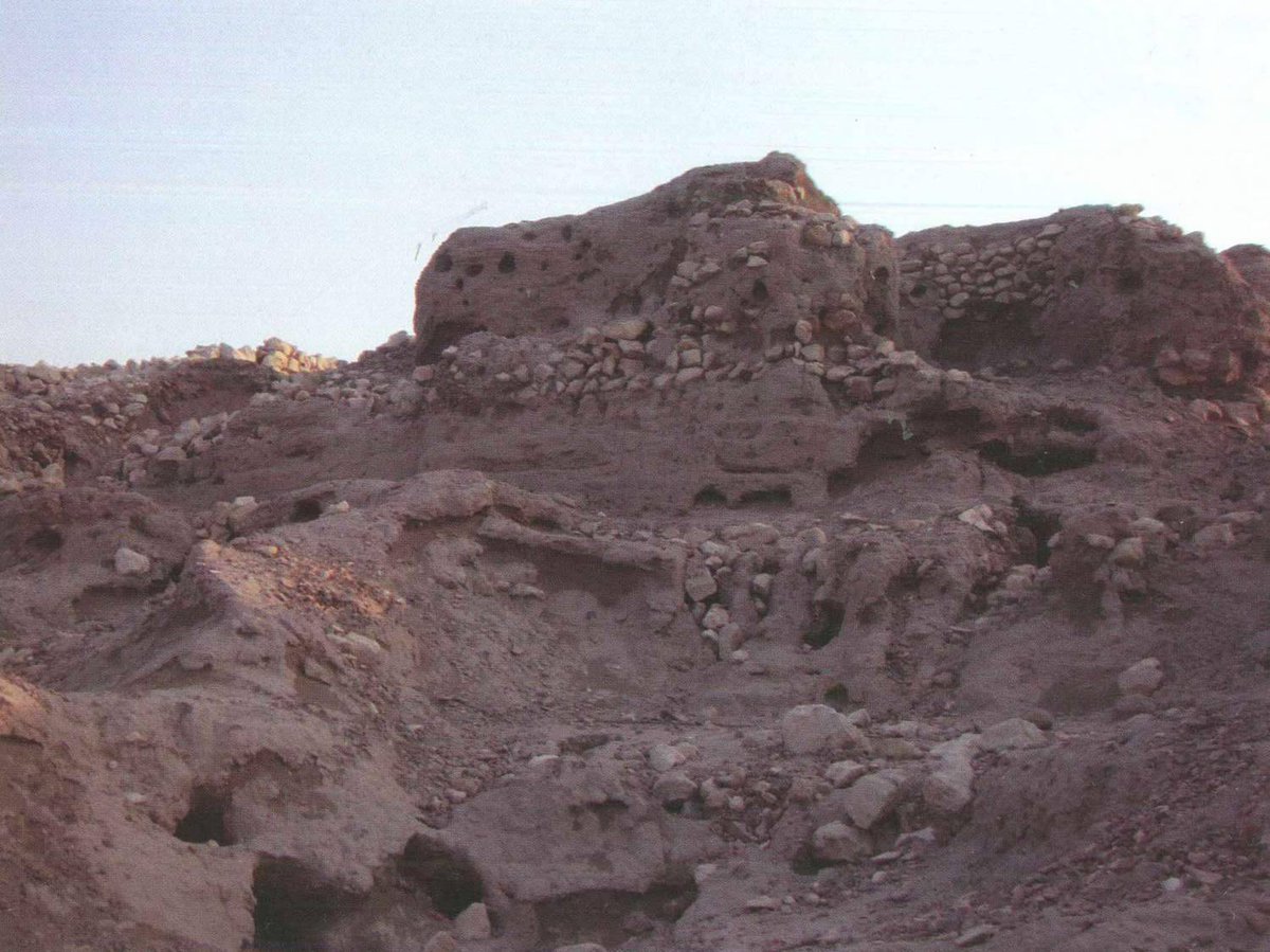 2: Ancient settlements: Mounds located in the area around the fort have given artifacts from the Harappan civilization. It is estimated that the location of Kot Diji might have human settlements dating as far back as 2800 BCE. The fact that the site is *SO* old is mind-boggling.