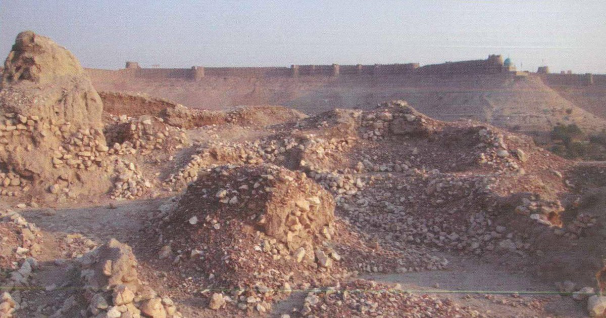 2: Ancient settlements: Mounds located in the area around the fort have given artifacts from the Harappan civilization. It is estimated that the location of Kot Diji might have human settlements dating as far back as 2800 BCE. The fact that the site is *SO* old is mind-boggling.