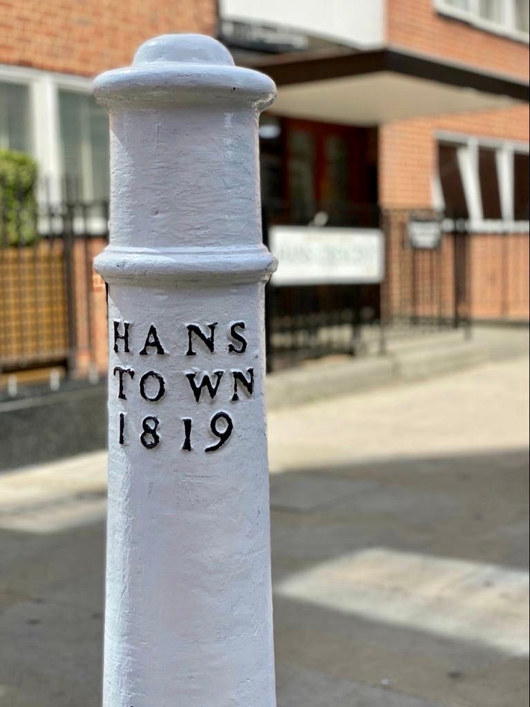roseandptnrs's tweet photo. #funfactfriday: The Hans Town bollard on Pavilion Road in Chelsea, refers to Hans Town, an 18C suburb named after Sir Hans Sloane, an Irish physician, collector and benefactor who bequeathed his collection of 71,000 artefacts to found the British Museum. https://t.co/ZkVfQaHQhc