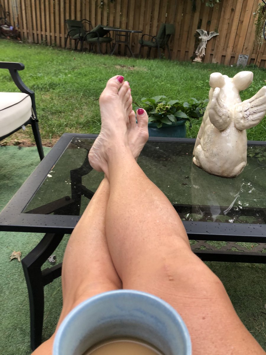 saunders10's tweet photo. Good morning! Happy FriYAY 🍑💜☀️💛🌎🧚🏻🌼💪🏻🌛🌟 https://t.co/kkVHE86QBd