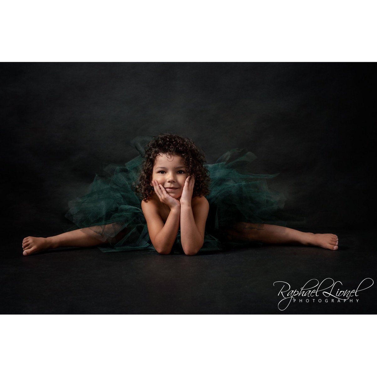 We didnt expect this!  Little Skylar did her own thing here hands and everything!  #familyportraits #familyphotographer #birmingham #portraitphotography #tuledresses #fujifilm_x_series #childportraits #kidsportraits #thisisfamilyportraits #portraitstudio #jqbid #dancer #curlykids