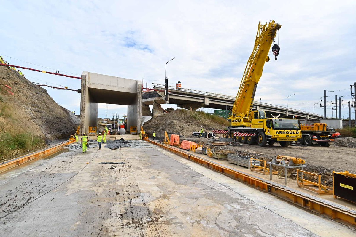 33m de long, 8,6m de large et 3.000 tonnes ! Poussage d’un tunnel d’<a href="/Infrabel_FR/">Infrabel_FR</a>, en présence de <a href="/francois_bellot/">François Bellot</a>, qui permettra de relier la 🇫🇷 et la 🇧🇪 au Terminal Container d’Athus, futur véritable hub international. Circulation des premiers trains prévue pour l’été 2021 !