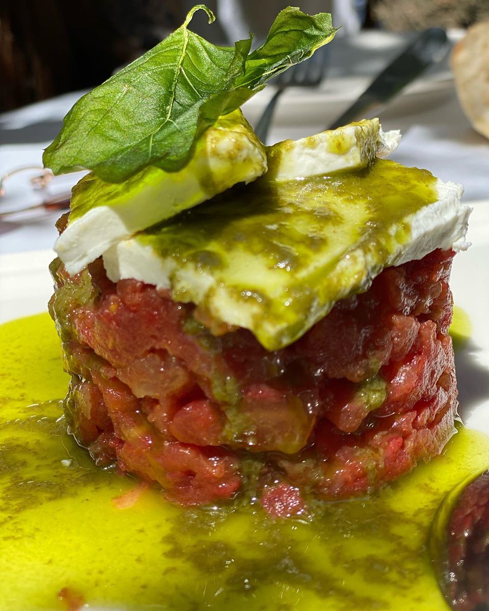 HotelCasaMasip's tweet photo. Ven a Ezcaray y date el gustazo con alguno de nuestros platos en nuestro restaurante al aire libre y con todas las medidas necesarias para evitar contagios.
#ezcaray #gastronomia #larioja #restaurante #menuverano https://t.co/BaxqIostM9