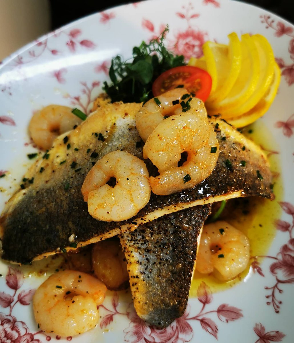 RedLionBury's tweet photo. Even on a rainy day like this we're ready to cook your favourite meals. What's your favourite #redlionbury meal? #towerburger? #cheeseandonionpie? #tempuravegetables? #haveyoursay #customerviews #hawkshaw #bury https://t.co/jEPkl1juHG