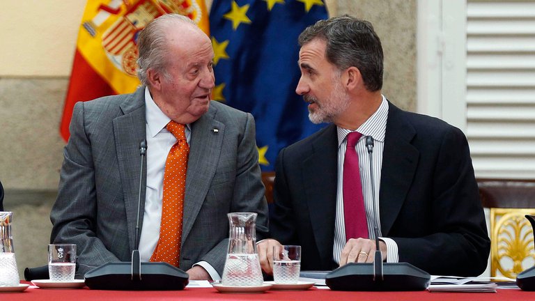 AntonioCubas12's tweet photo. Desde niños escuchamos historias de Reyes bondadosos, princesas bellas y príncipes valientes. Nada que ver con la monarquía corrupta de #Espana y con la que desde #ReinoUnido se roba el oro venezolano. ¿Son esos quienes pretenden imponer "democracia" a #Venezuela? #reyALaFuga https://t.co/LLcgPPPGqG