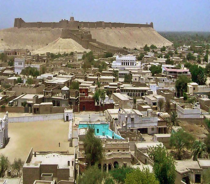 1. Shape: Building forts that cling to steep cliffs isn't uncommon but it is taken to an extreme in Kot Diji where the width of the fort becomes extremely narrow resulting in its very peculiar shape. But this is the shape that makes it unique.