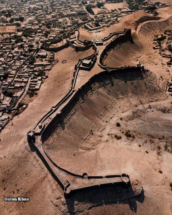 1. Shape: Building forts that cling to steep cliffs isn't uncommon but it is taken to an extreme in Kot Diji where the width of the fort becomes extremely narrow resulting in its very peculiar shape. But this is the shape that makes it unique.