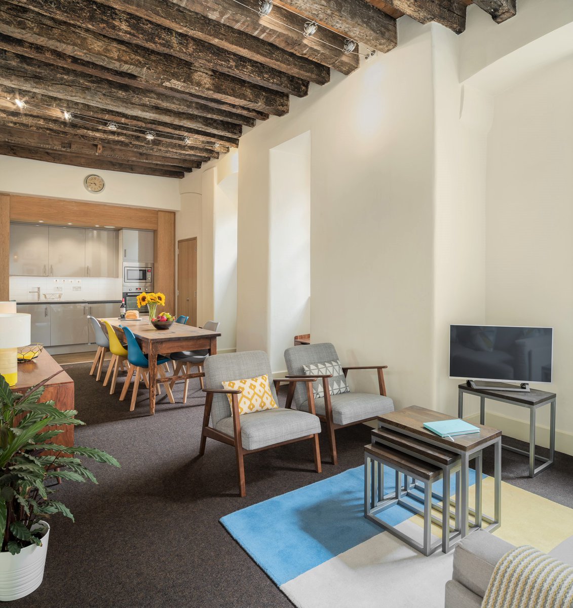 KingsChamberEd's tweet photo. Since the restoration of the King's Chamber by @SHBT @Riddlescourt the design has honoured the history of the space  while bringing in modern essentials. With a fully fitted out kitchen, bathroom and contemporary decoration, it's a fantastic mix of the old and the new! 💛 https://t.co/03n4qQYpjO