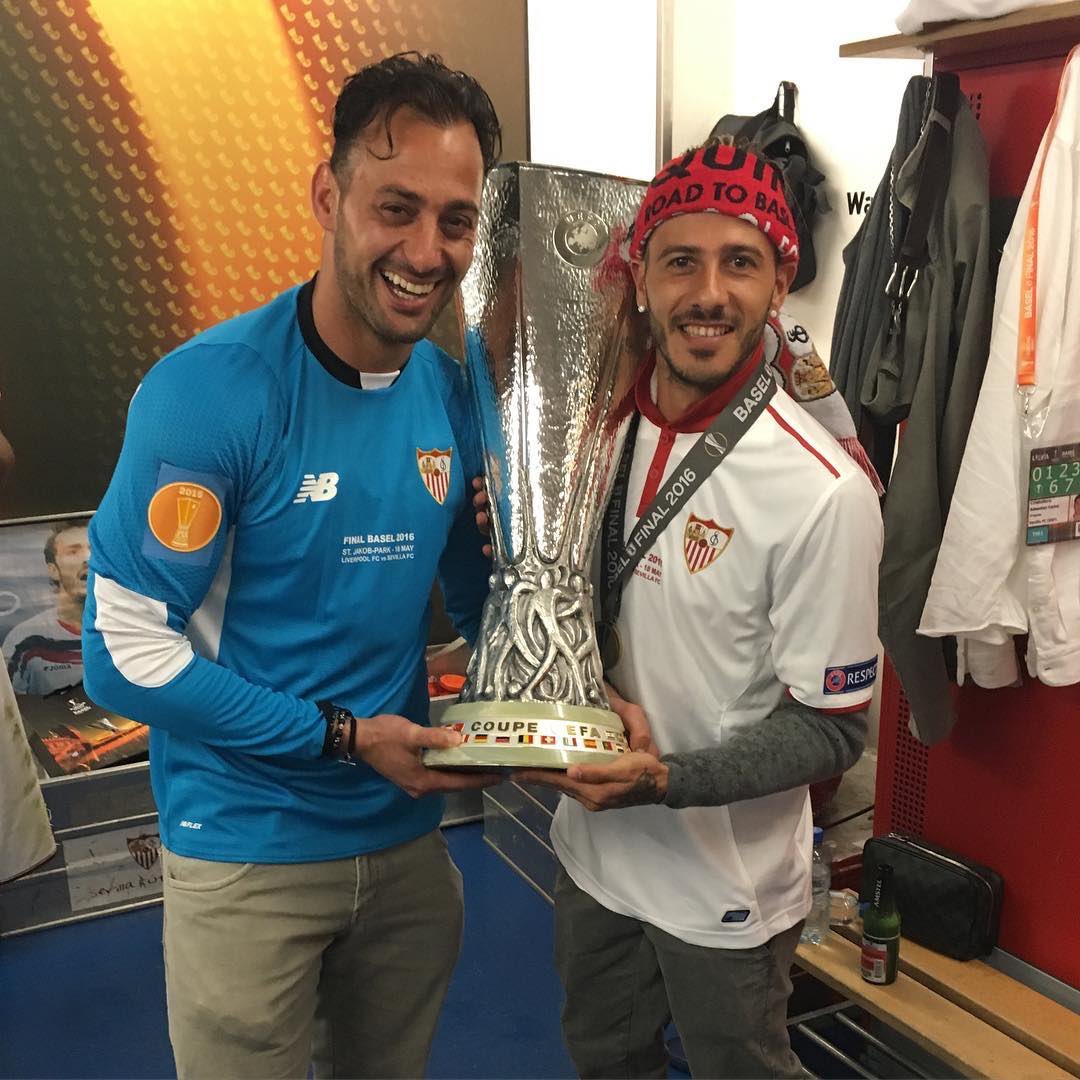 diogofigueiras2's tweet photo. Por los que están y por los que no están, pero siempre estarán.
Mucha suerte para esta noche, esta copa tiene que ir por ti, José...

¡A por la sexta! 💪🏽❤️
@SevillaFC #UEL #VamosMiSevilla https://t.co/ZGrbebXIQ9
