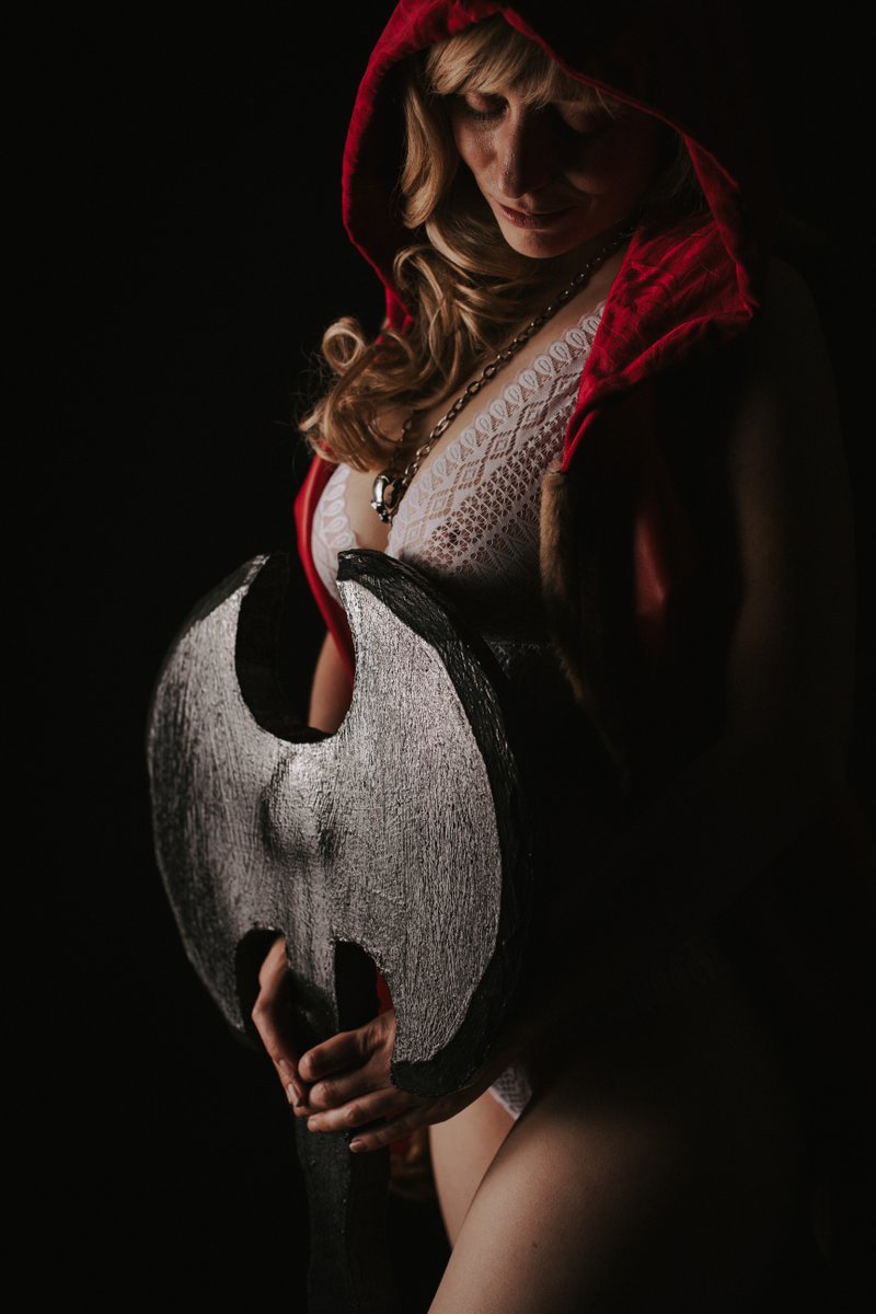 AniPics_de's tweet photo. Huch! Was ist das? Rotkäppchen mal in etwas anderer Variante. ;-) Cosplayer: @vajaincosplay Allen ein schickes Wochenende!

#anipics #rotkaeppchen #LittleRedRidingHood #axt #cute #sexy #photography #cosplay #costume #cosplaygirl #maerchen #grimm #grimmstories #wolf #fairytale https://t.co/q0A85T8K8e
