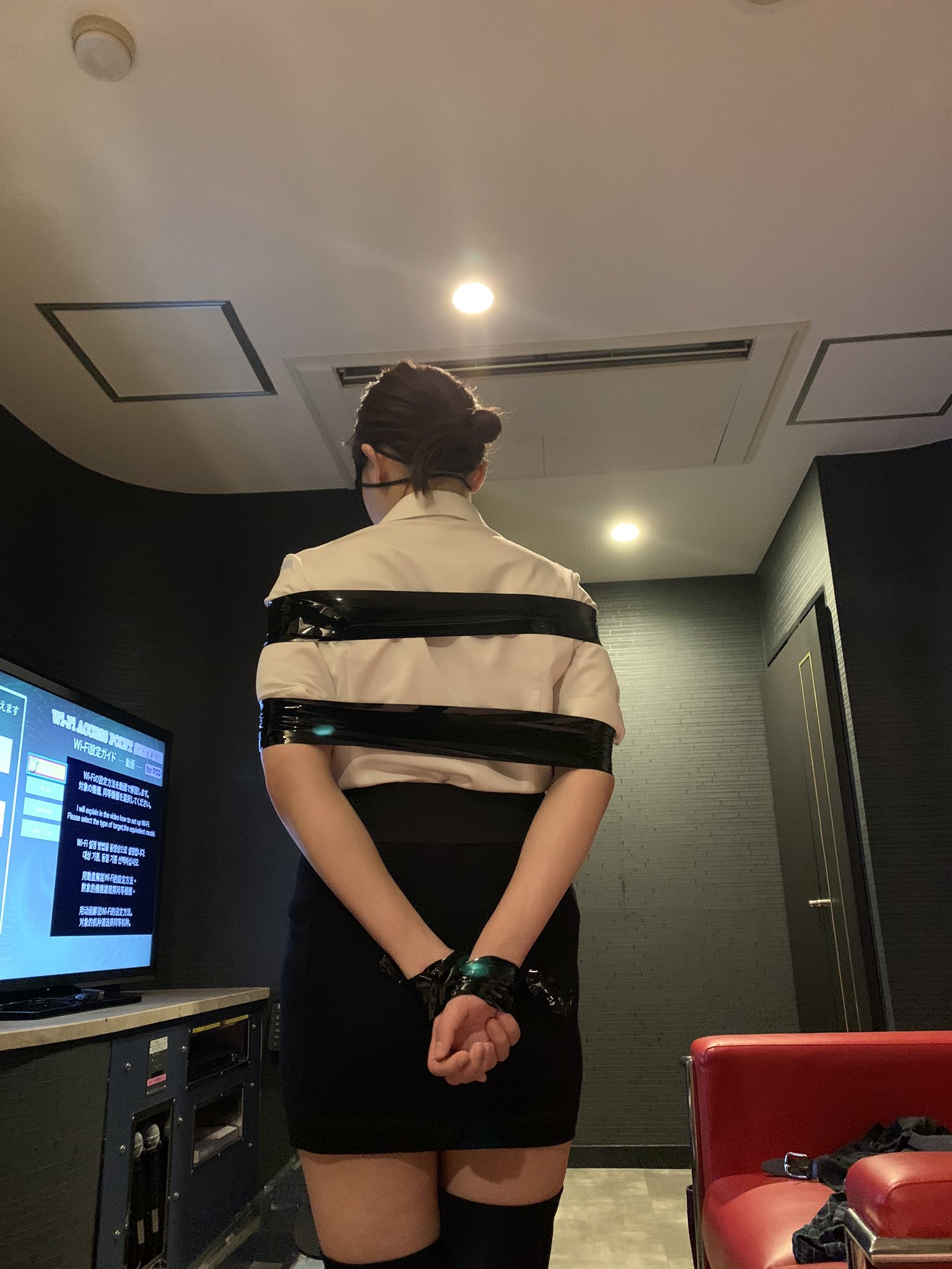 セナ on X: 後ろ手拘束です #テープ #拘束 #後ろ手 t.coObKoamhIcu  X