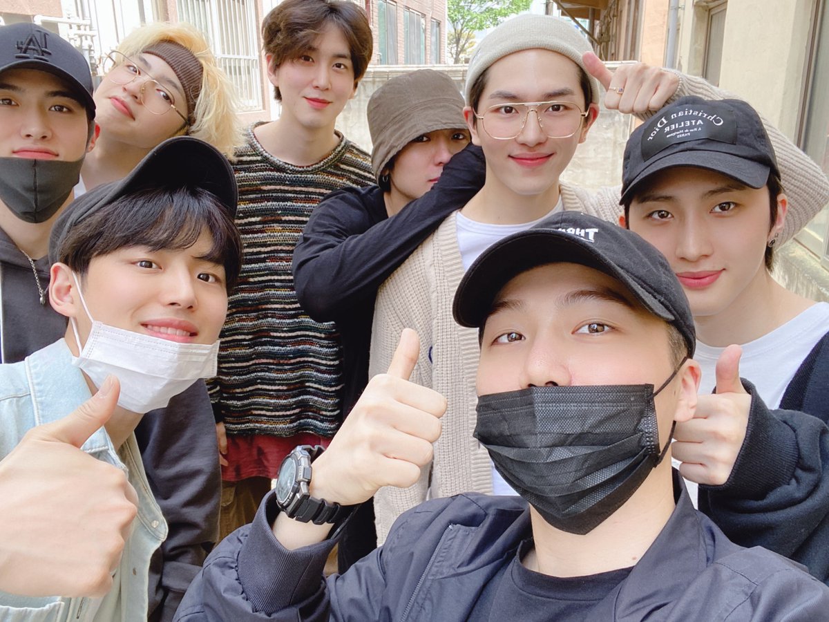 0026yoyo's tweet photo. [#Jinho] My Universe are you doing well~~? Not long ago I had my first holiday ☺ In the midst of ups and downs of c0r0na, I couldn't tell you that I was out 😭 Anyway I ate with the members and shared a lot of stories~ It was hard to not talk about the army.. ㅋㅋㅋㅋ (cont) https://t.co/4yGnvSlP6l