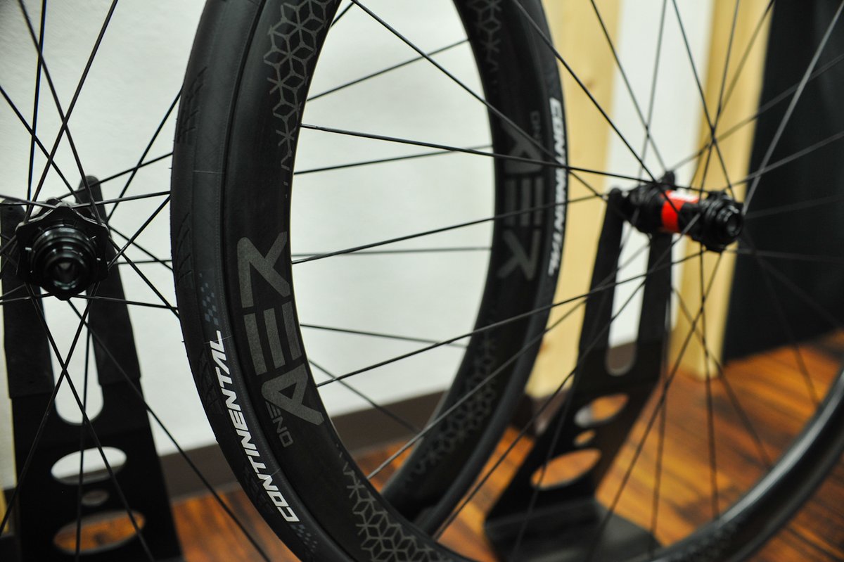 viking1484's tweet photo. ONEAER DX3とコンチネンタル GP5000TLの組み合わせ。
ハブはDT SWISS 240SにスポークはSAPIM CX-RAYという完ぺきな布陣。
これでホイールセット税抜218,000円だから恐れ入る。しかも重量は1300g弱。非の打ちどころがないホイールです。
#ワンエアー
#oneaer
#gp5000TL
#グランプリ5000 https://t.co/oNtAAoKJq5