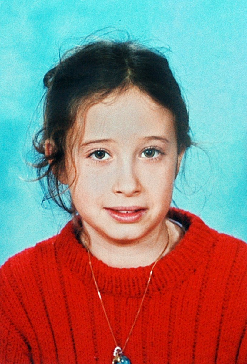 SirenesFR's tweet photo. 🔴🇫🇷[ALERTE] - Monique Olivier est passée aux aveux : l'ex-épouse du tueur en série Michel Fourniret a avoué que son mari avait séquestré, violé puis étranglé la jeune Estelle #Mouzin, disparue le 9 janvier 2003. Elle avait 9 ans. #Fourniret a tué 11 femmes entre 1987 et 2003. https://t.co/U5zrMdryBu