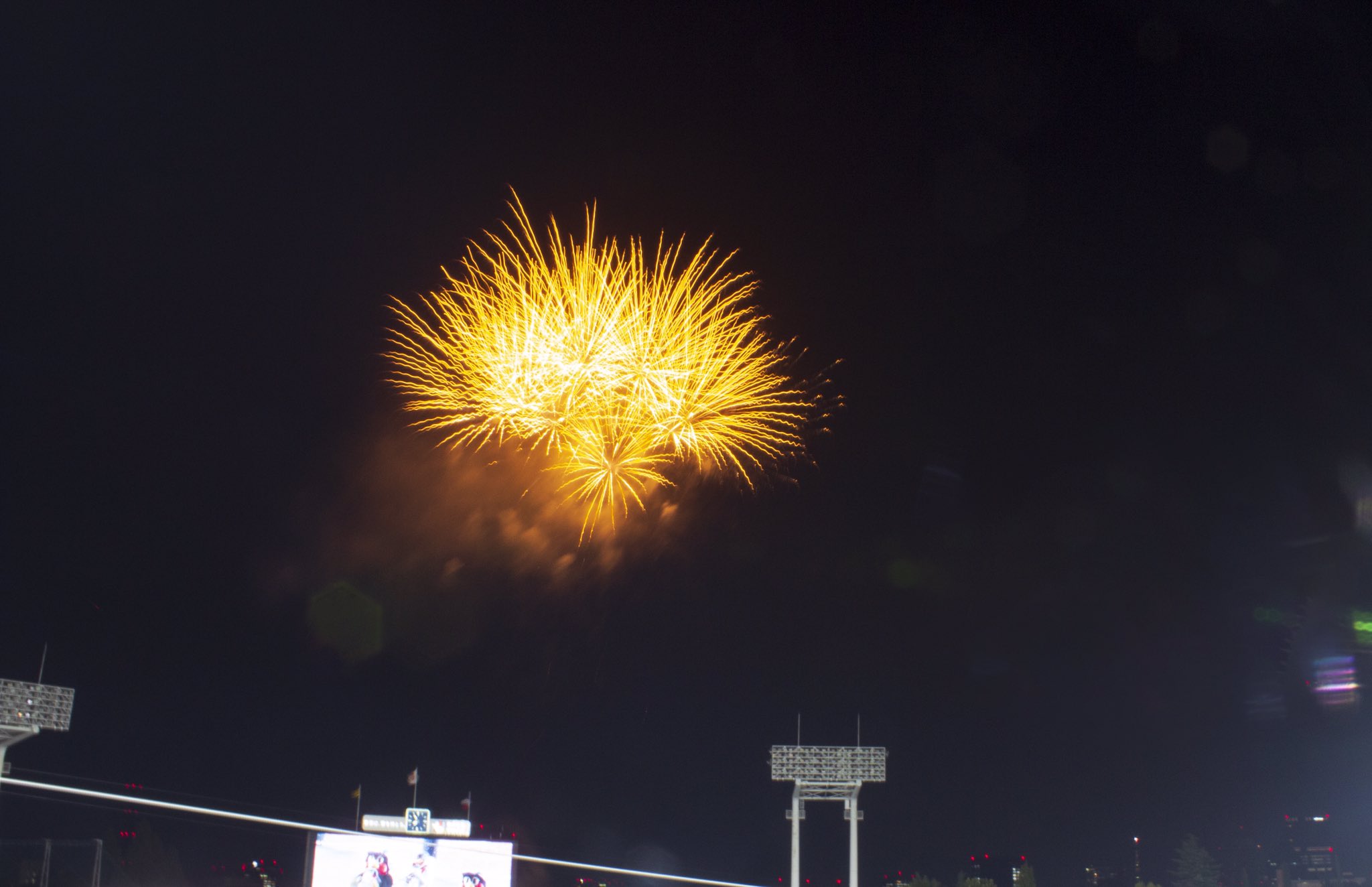 明治神宮野球場 公式 Fireworks 今シーズン初めての神宮花火 3日間限定ですが お楽しみください 神宮球場 Swallows 花火 Fireworks T Co Fanvw2lzxc Twitter