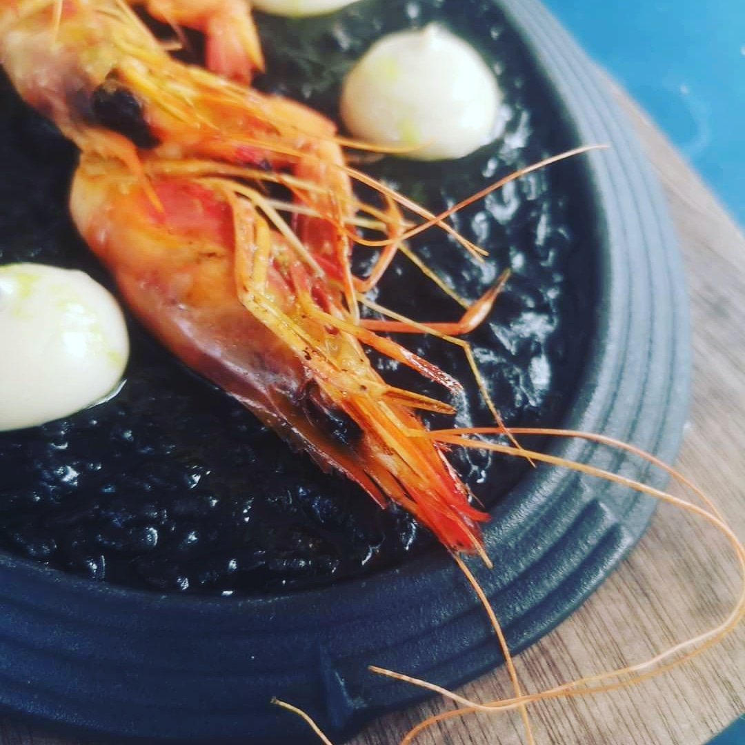 Hay días claros y días grises. Hoy luce el sol como queriendo animarnos a la vida plena. Al disfrute. A celebrar que seguimos aquí. Por eso brindamos para que hasta en los días más oscuros tengamos con quien compartir el arroz. #micandelita #cocinaconelcorazón #paracelebrarlavida