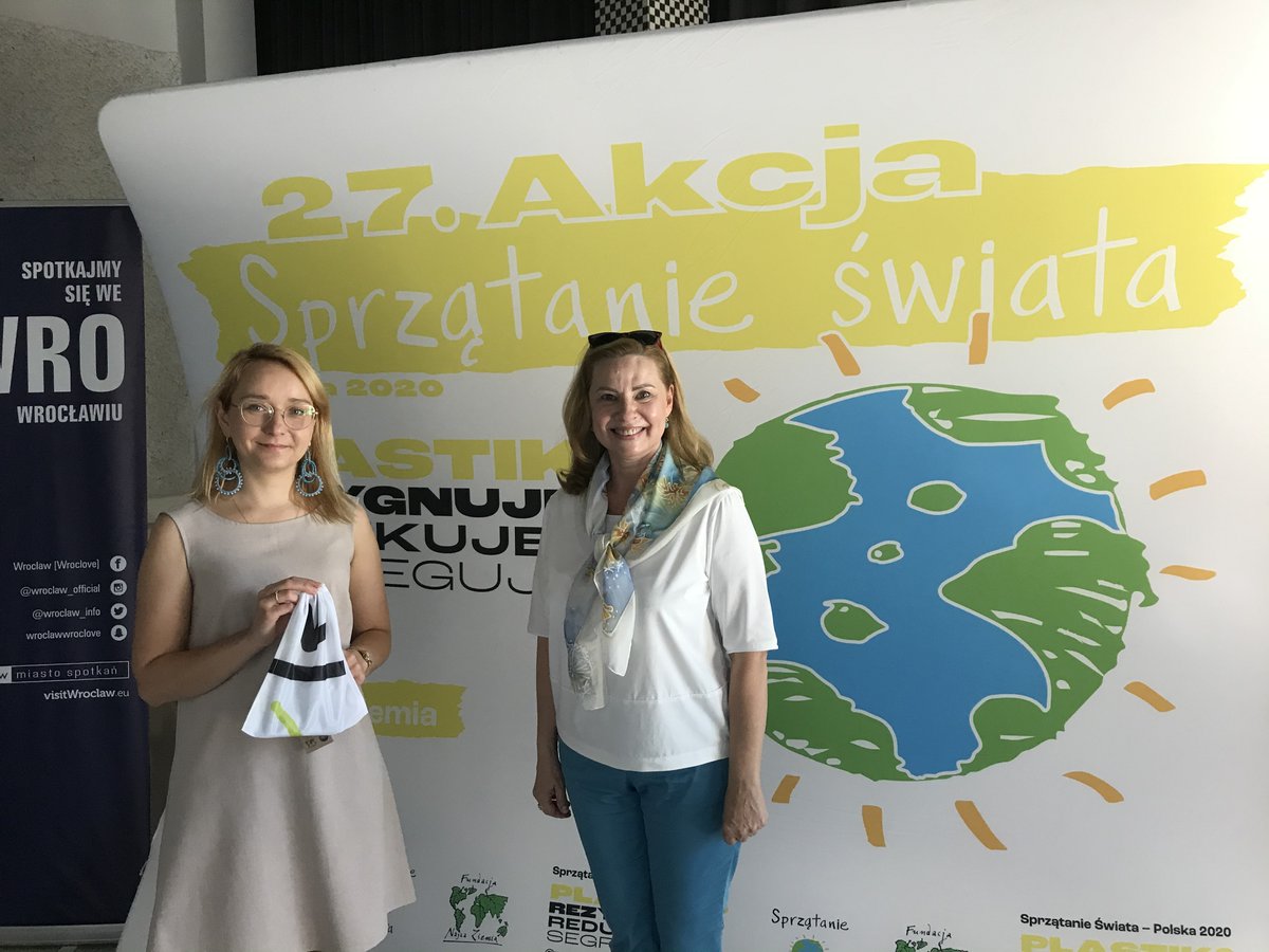 GoTracz's tweet photo. Dziś wzięłam udział w otwarciu wystawy plakatów autorstwa wybitnego artysty Andrzeja Pągowskiego, które na przestrzeni 25 lat przygotował non profit dla Fundacji Nasza Ziemia. Wystawę można oglądać na deptaku przy ulicy Świdnickiej do 4 września. Bardzo dziękuję za zaproszenie! https://t.co/gyAyek7hCj