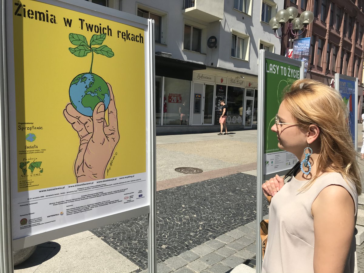 GoTracz's tweet photo. Dziś wzięłam udział w otwarciu wystawy plakatów autorstwa wybitnego artysty Andrzeja Pągowskiego, które na przestrzeni 25 lat przygotował non profit dla Fundacji Nasza Ziemia. Wystawę można oglądać na deptaku przy ulicy Świdnickiej do 4 września. Bardzo dziękuję za zaproszenie! https://t.co/gyAyek7hCj