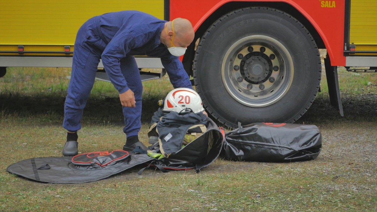 healthyfirefig's tweet image. Are you further exposing yourself and your crew to carcinogens by wearing contaminated gear back to the station? The "Healthy Firefighter" protocol includes bagging gear and tools as part of an on-scene decontamination. #HealthyFirefighters