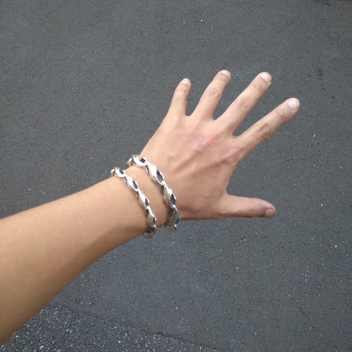 STRANGE_FREAK's tweet photo. 2020夏 新作 #sfdjpr
フルーティブレスレット
ワイドと、ナロー(細い)のツーサイズ展開です。
スラッスラッと続く流れが気持ちいいデザインのブレスレット
https://t.co/OUJtiFabAv
https://t.co/oyd3oGnkUp
#sfdjp #sfdjp20 https://t.co/e08tC1crwU