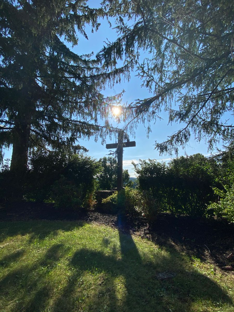 Name something more beautiful than the sunrise over the mountaintop. We'll wait. 😍😍