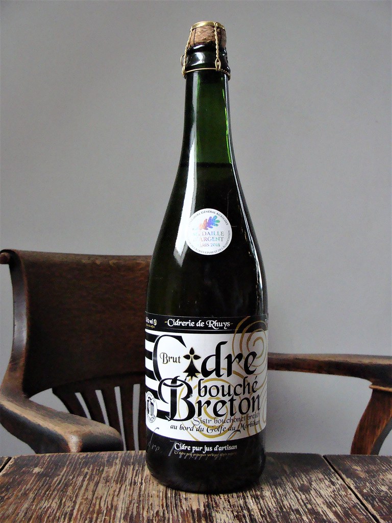 turenne1611's tweet photo. Quelques bières et produits régionaux, locaux. A titre d'exemple (beaucoup d'autres susceptibles d'exister sur les présentoirs des magasins). Hors "Duchesse Anne" et "Blanche Hermine" ! #SaintMalo #Bretagne #Breizh #Morbihan #MorBraz @franprix @NicolasDOZE @france3Bretagne FNT https://t.co/sNtF6ZYwcI