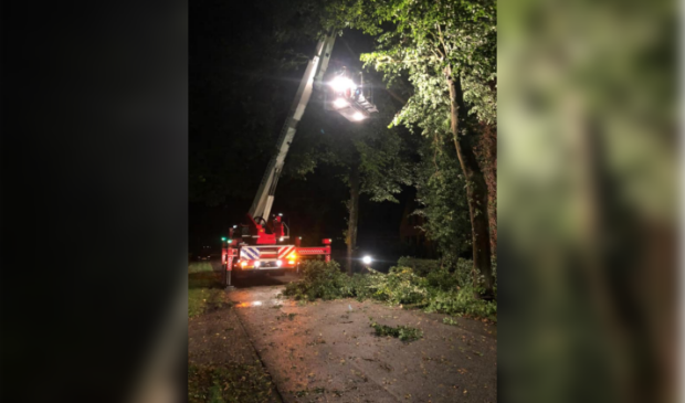 Rond #middernacht #stormschade in #Luinjeberd: #brandweer haalt #loshangende #takken weg -. #Tjalleberd #Heerenveen.