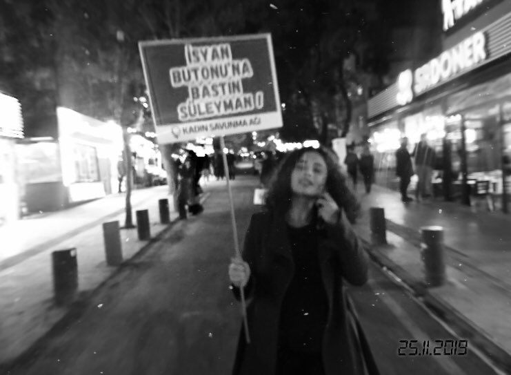 cnisan_'s tweet photo. Bir kadına işkence uygulayarak gözaltına alan polisler Soylu’nun araya girmesiyle görevlerine iade edildi. Soylu her bokluk yaptığında bunu atacağım, epey de sık atıyorum malum kelin vukuatları bitmiyor.
#SenSusKEL https://t.co/oOqOHfLZqB