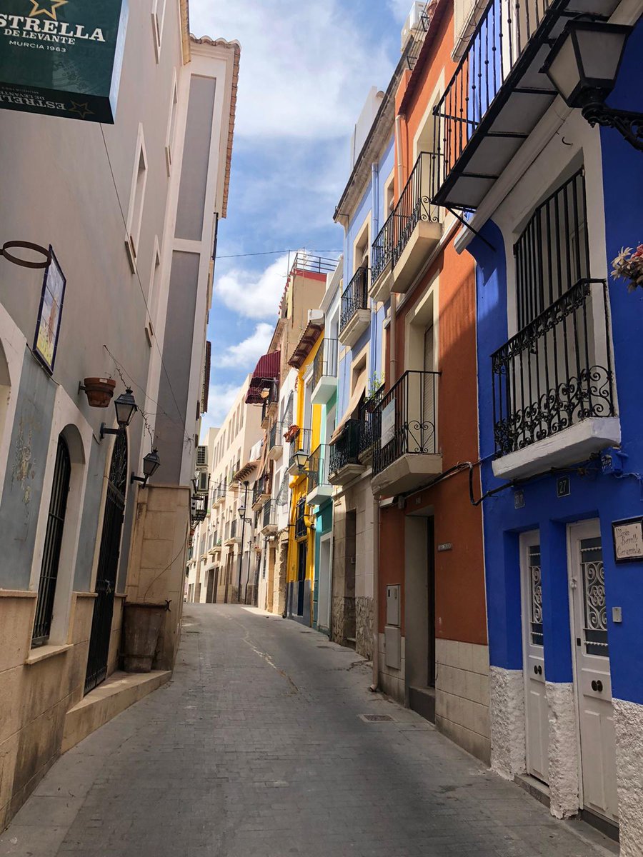 ぶらりスペイン アリカンテという街をご存知ですか バレンシアから南に車で約2時間 バレンシア州第2の都市で地中海 Costa Blanca に面したリゾート地です 波 をデザインしたプロムナードと高台にあるサンタ バルバラ城跡 そして一年中温暖な気候